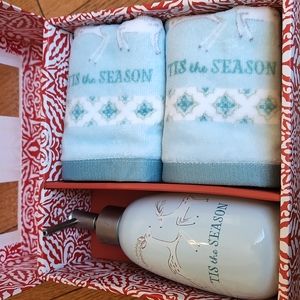 NIB Soap/Lotion Dispenser with Matching Hand Towels